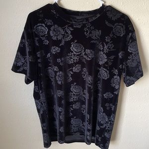 FOREVER 21 MEN’S - Black Velvet Roses Top (Medium)
